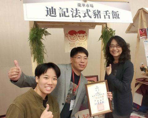 首次參加就榮獲四星樂活名攤的「迪記法式豬舌飯」老闆陳先生表示，以充滿台灣味的豬舌及內臟，結合法式手法創作料理，進入市場創業，感謝市府行銷資源的協助。（經發局提供）