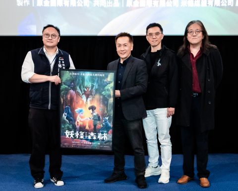 《妖怪森林》台中首映導演王世偉（左二至左四）、監製黃俊傑及聲音統籌胡育彰，致贈電影簽名海報給新聞局長鄭照新（左一）。（新聞局提供）