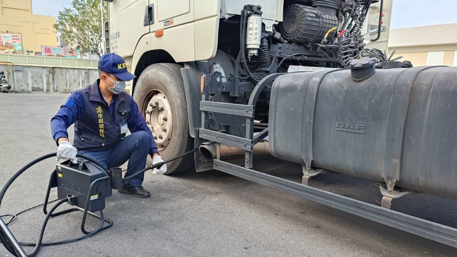 柴油車路邊攔檢作業。（環保局提供）