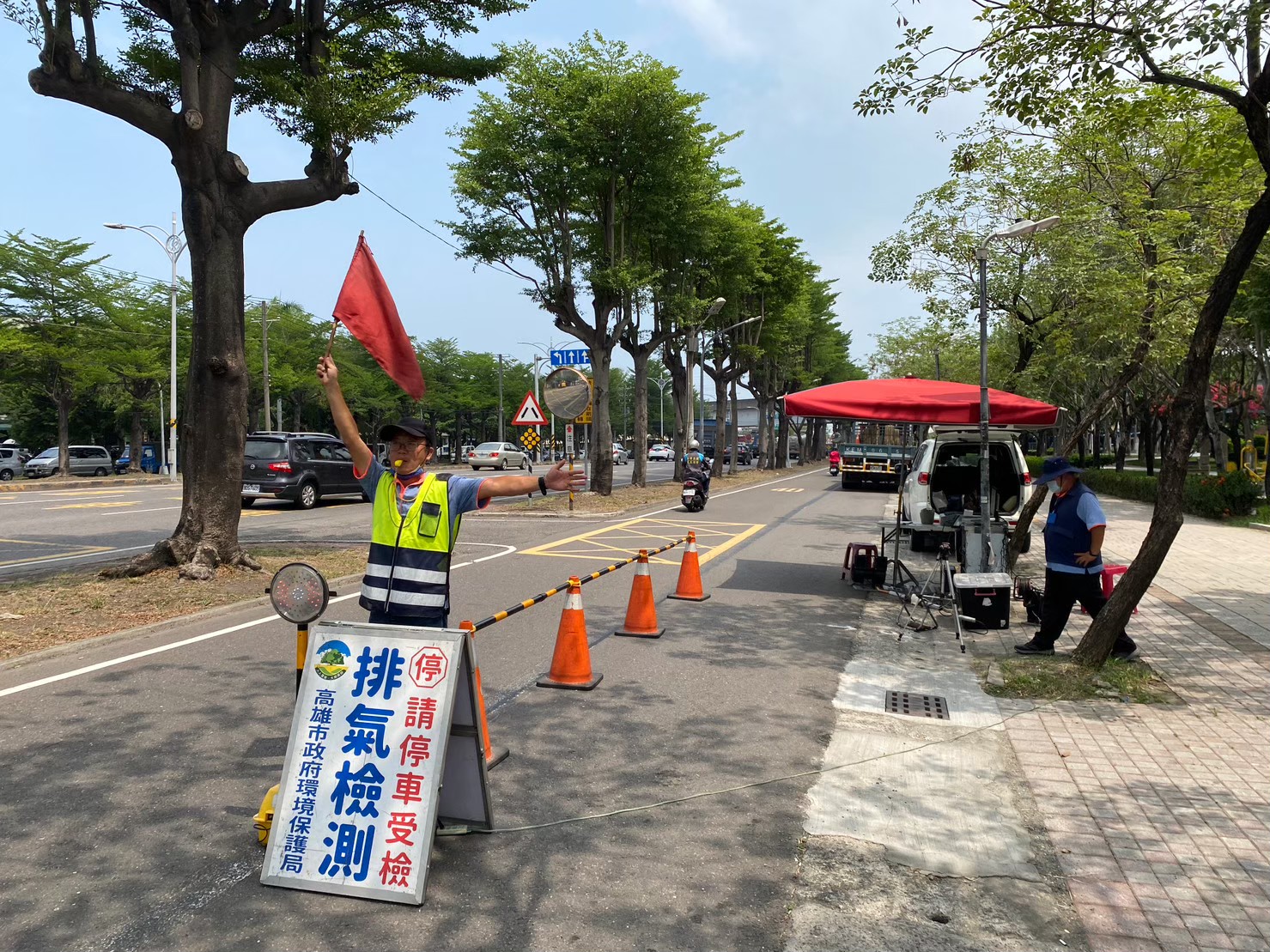 機車路攔稽查。（環保局提供）