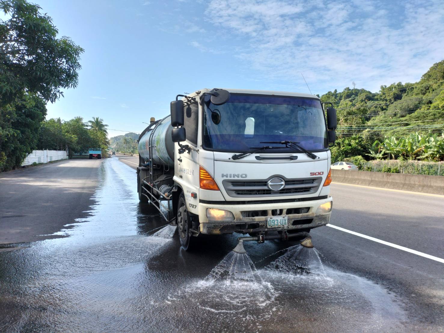 執行洗街 減少道路揚塵。（環保局提供）