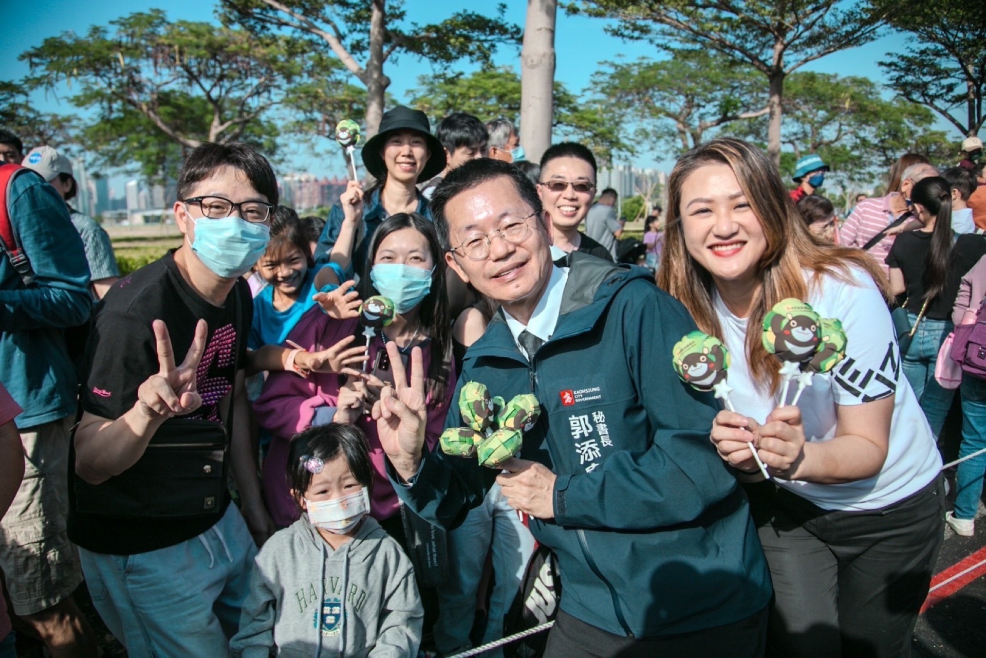 觀光局提供可愛的高雄熊小氣球，由市府秘書長郭添貴及觀光局長高閔琳一起發送給民眾，現場索取踴躍。（觀光局提供）