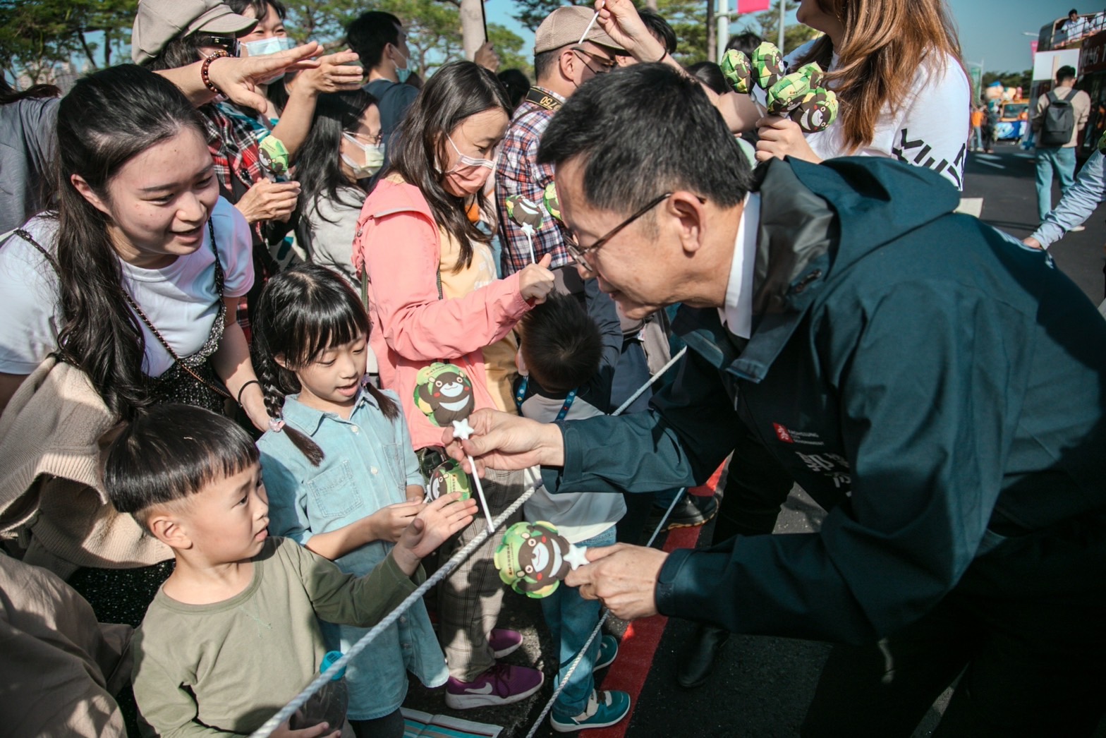 觀光局提供可愛的高雄熊小氣球，由市府秘書長郭添貴及觀光局長高閔琳一起發送給民眾，現場索取踴躍。（觀光局提供）