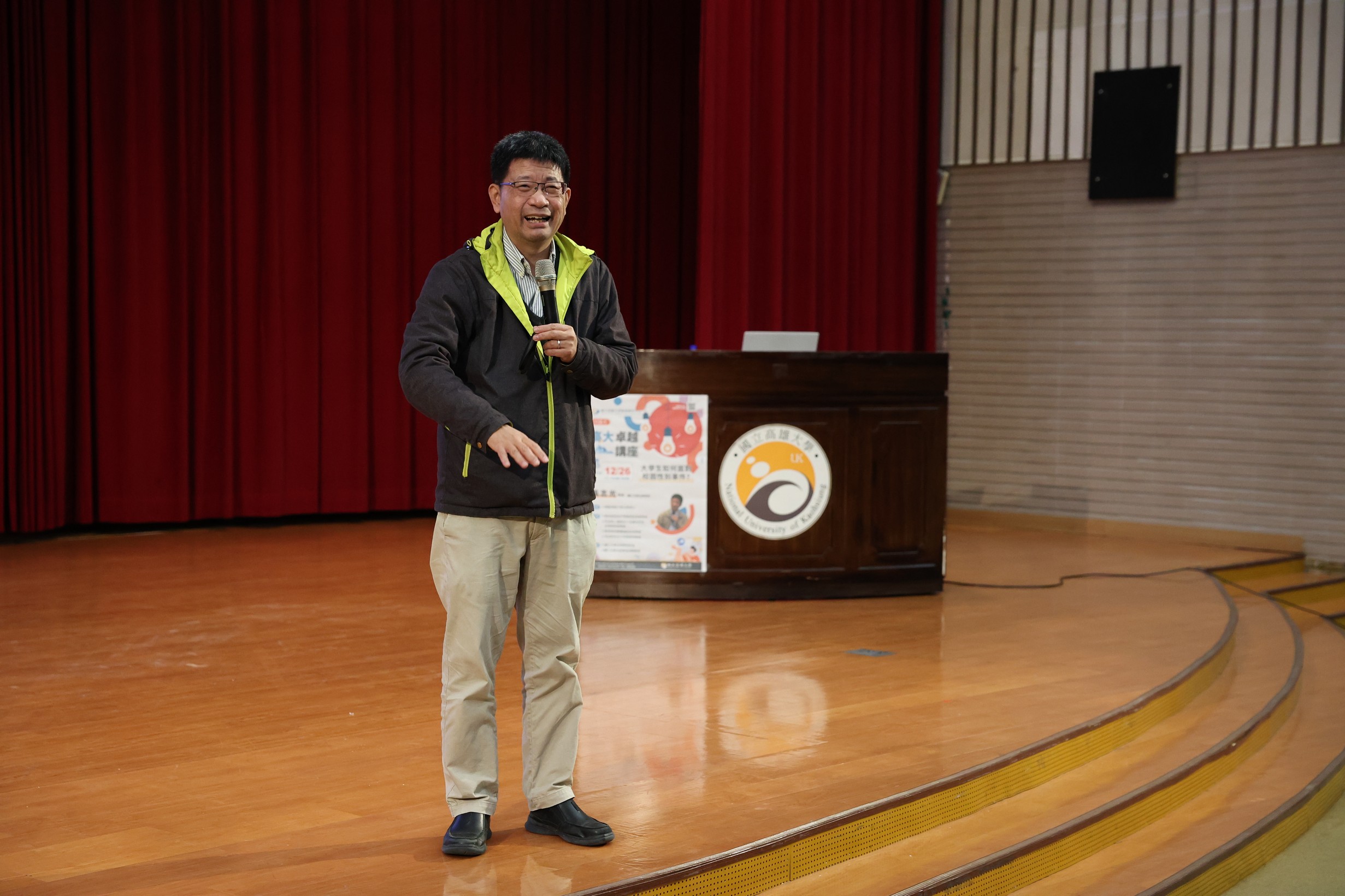 高雄大學《卓越講座》邀請輔仁大學法律學院院長吳志光專講。（高雄大學提供）