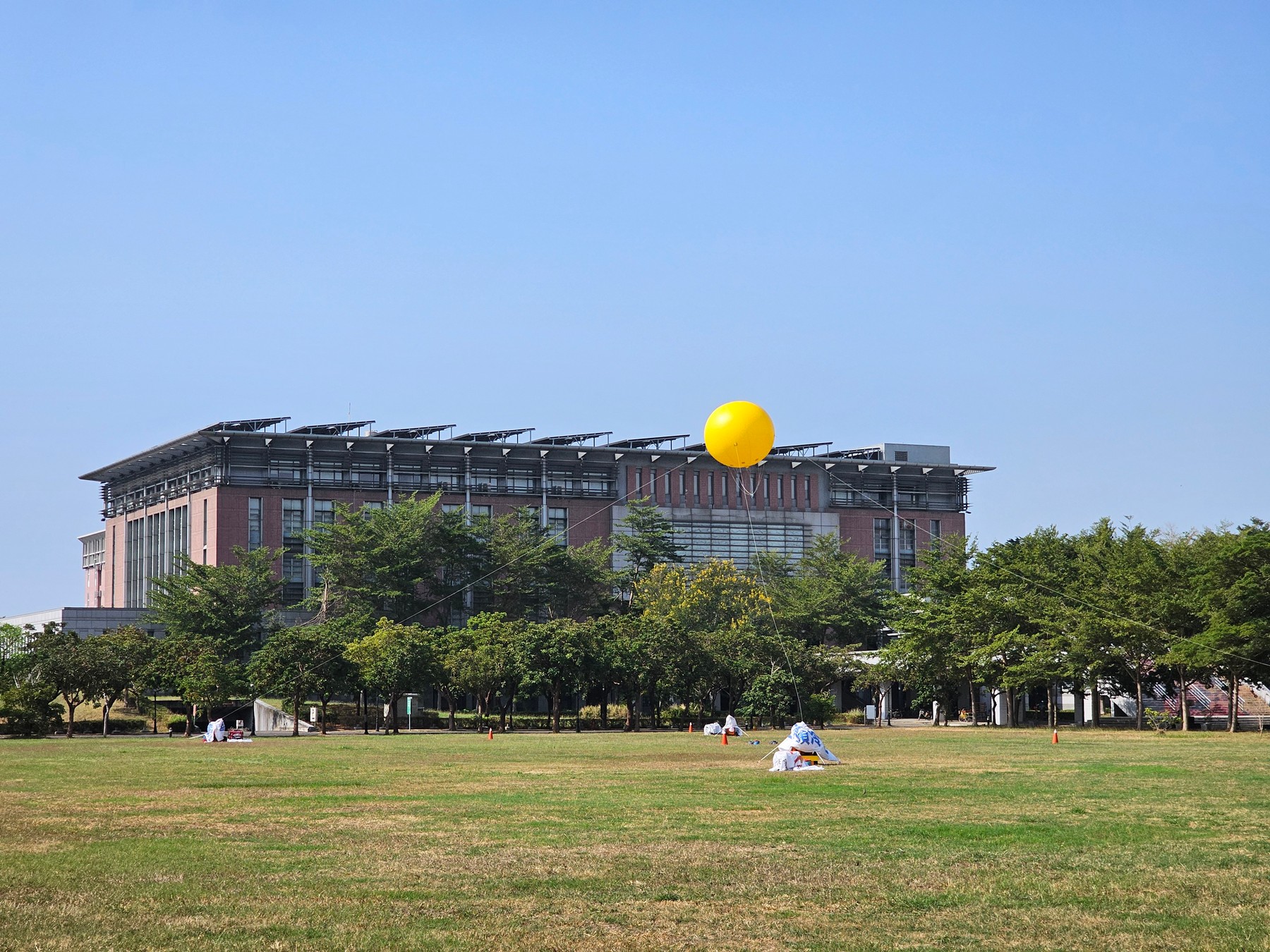 高雄大學資管系副教授蕭漢威團隊開發「懸吊式座標載具移動系統」。（高雄大學提供）