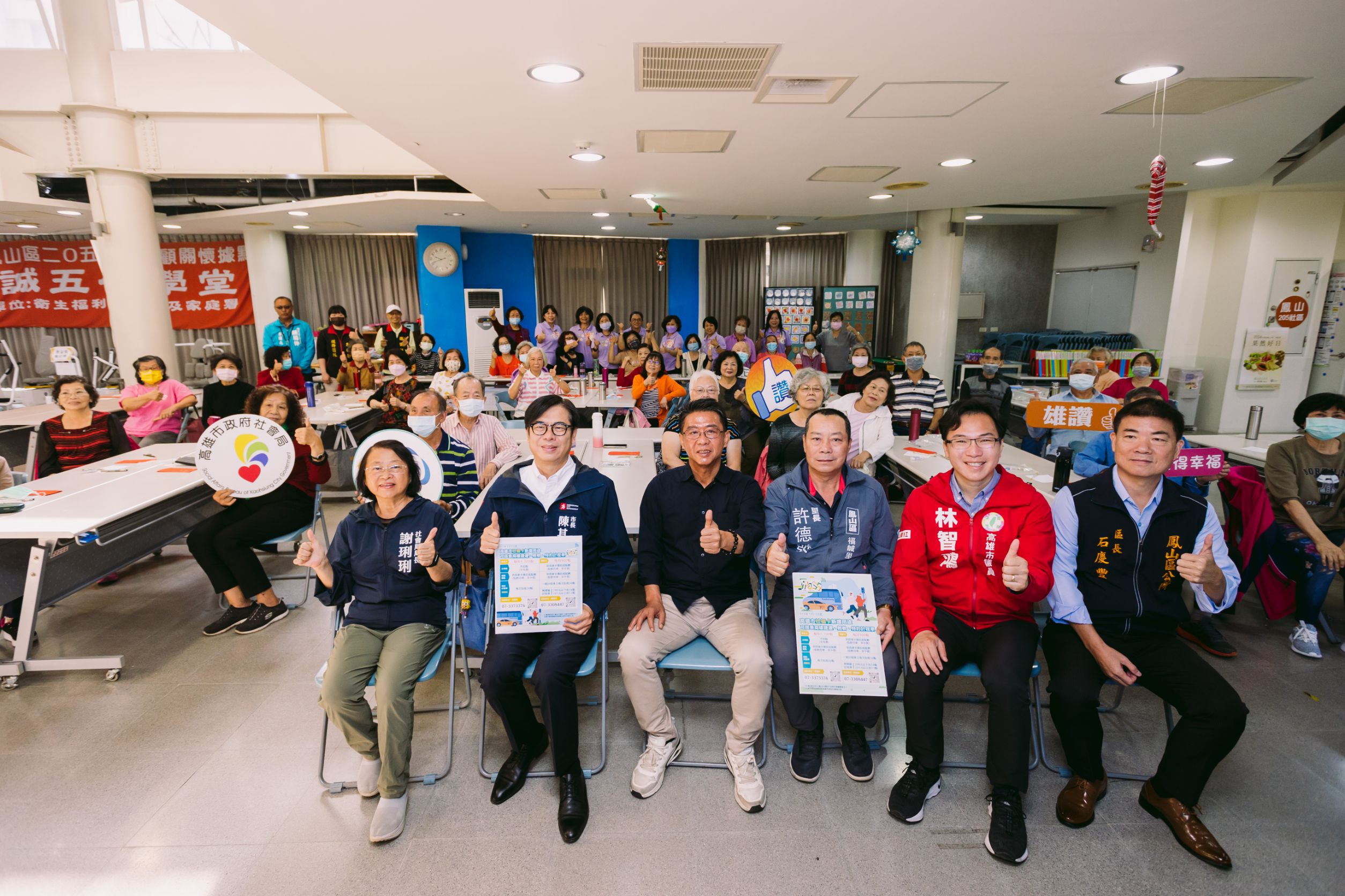 高雄市長陳其邁到五甲社會福利館訪視長輩。（高市府提供）