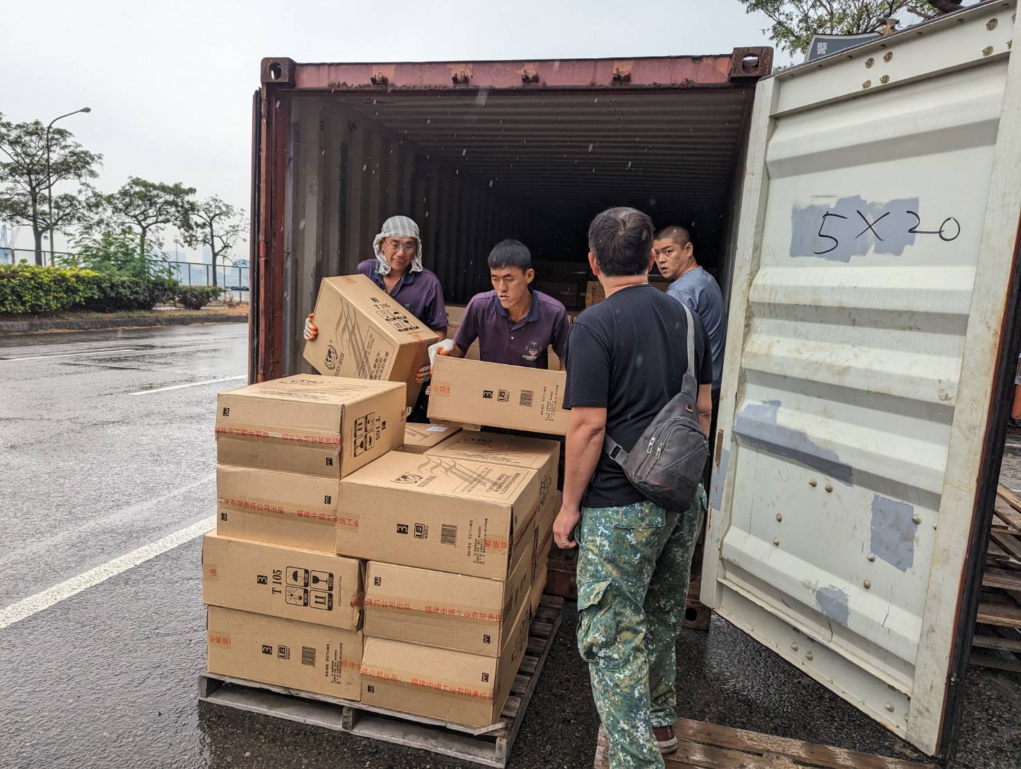 高雄港務警察總隊查獲空櫃走私香菸450箱，黑市價逾2000萬元。（警方提供）