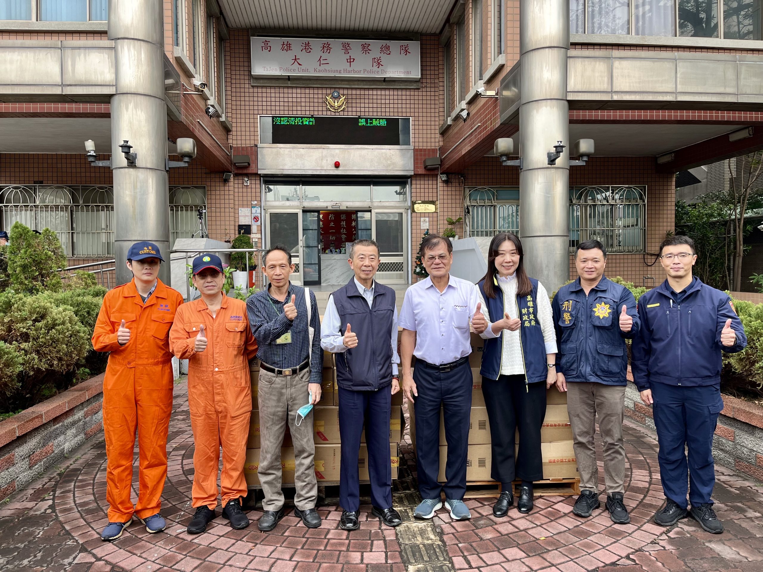 高雄港務警察總隊查獲空櫃走私香菸450箱，黑市價逾2000萬元。（警方提供）