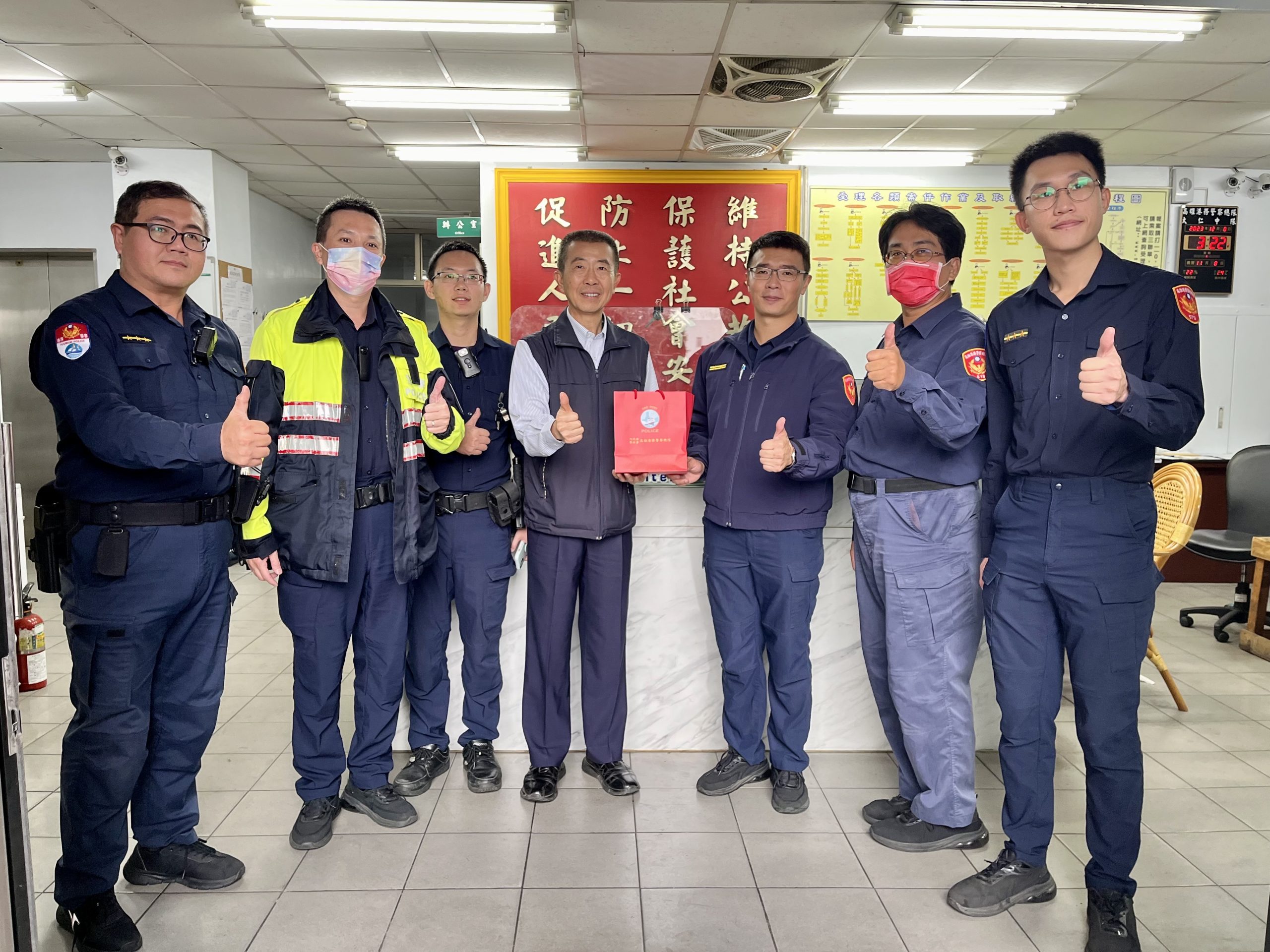 高雄港務警察總隊查獲空櫃走私香菸450箱，黑市價逾2000萬元。（警方提供）