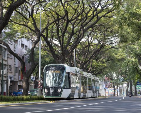 高雄輕軌C24~C32取得交通部營運許可，元旦辦理試營運啟航。（捷運局提供）