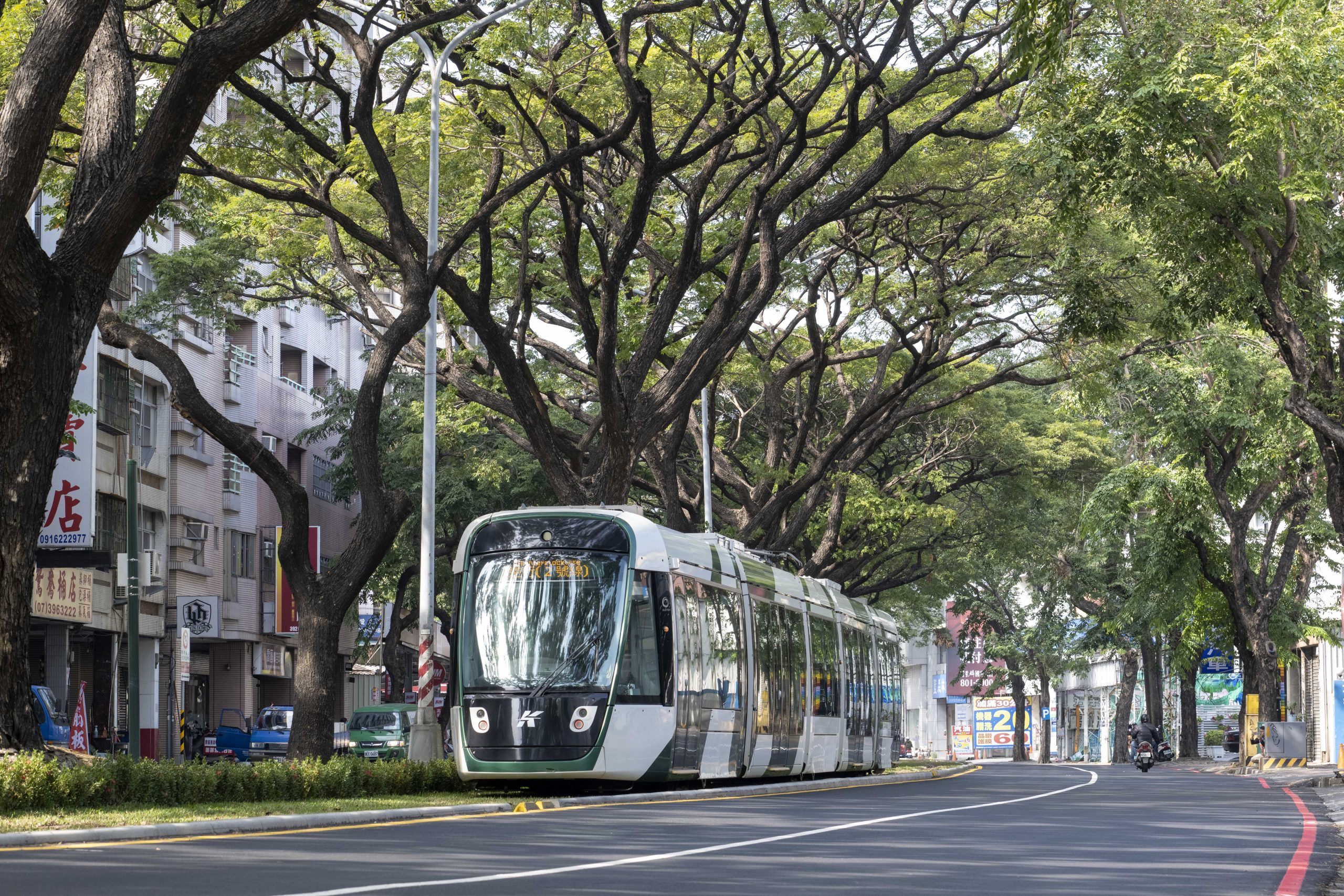 高雄輕軌C24~C32取得交通部營運許可，元旦辦理試營運啟航。（捷運局提供）