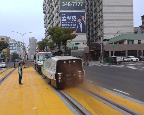 高雄輕軌試營運前展開磨軌作業。（捷運局提供）