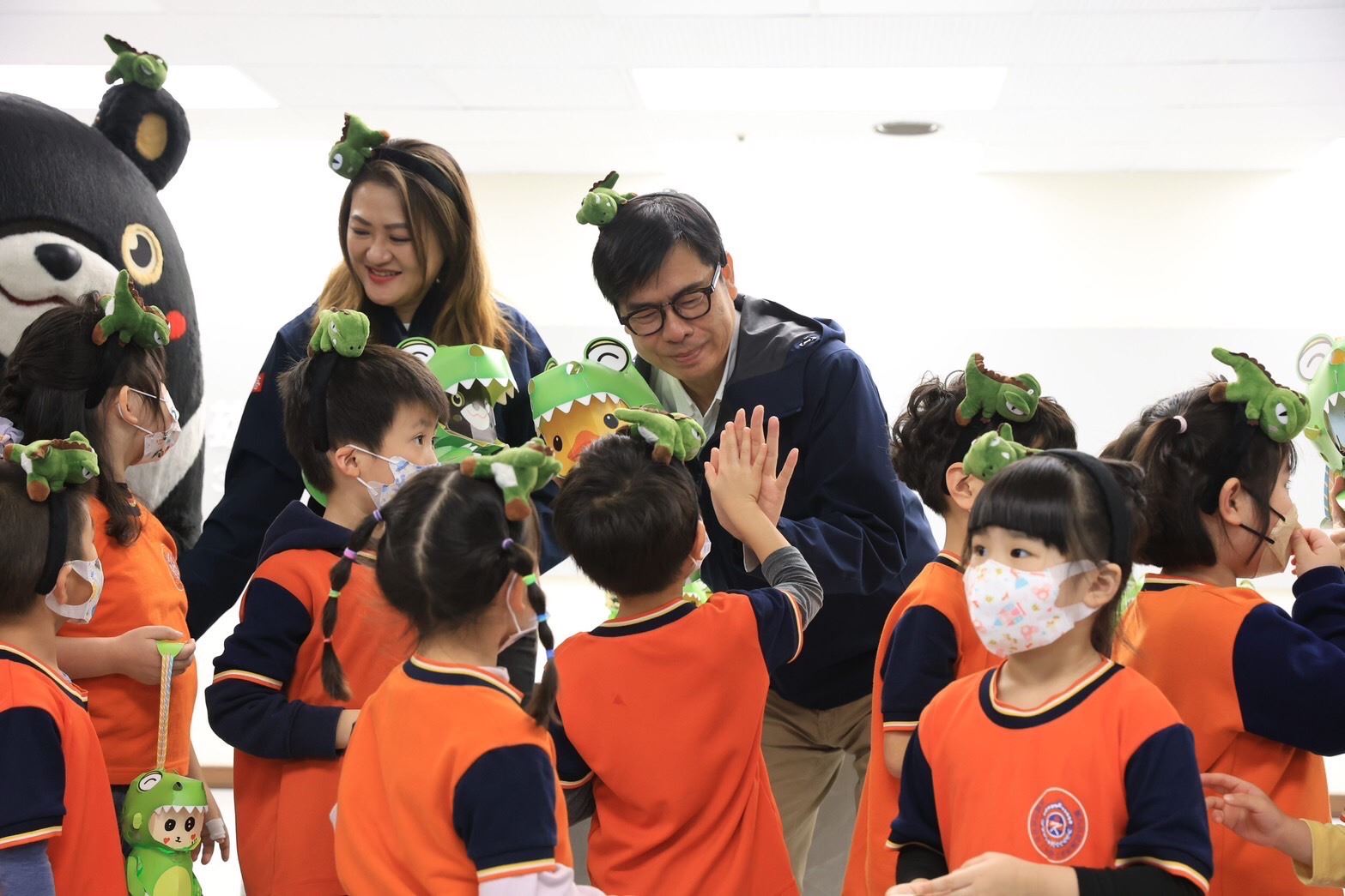 旋轉變臉！高市龍年提燈「小萌龍呆腦獸」開箱見客