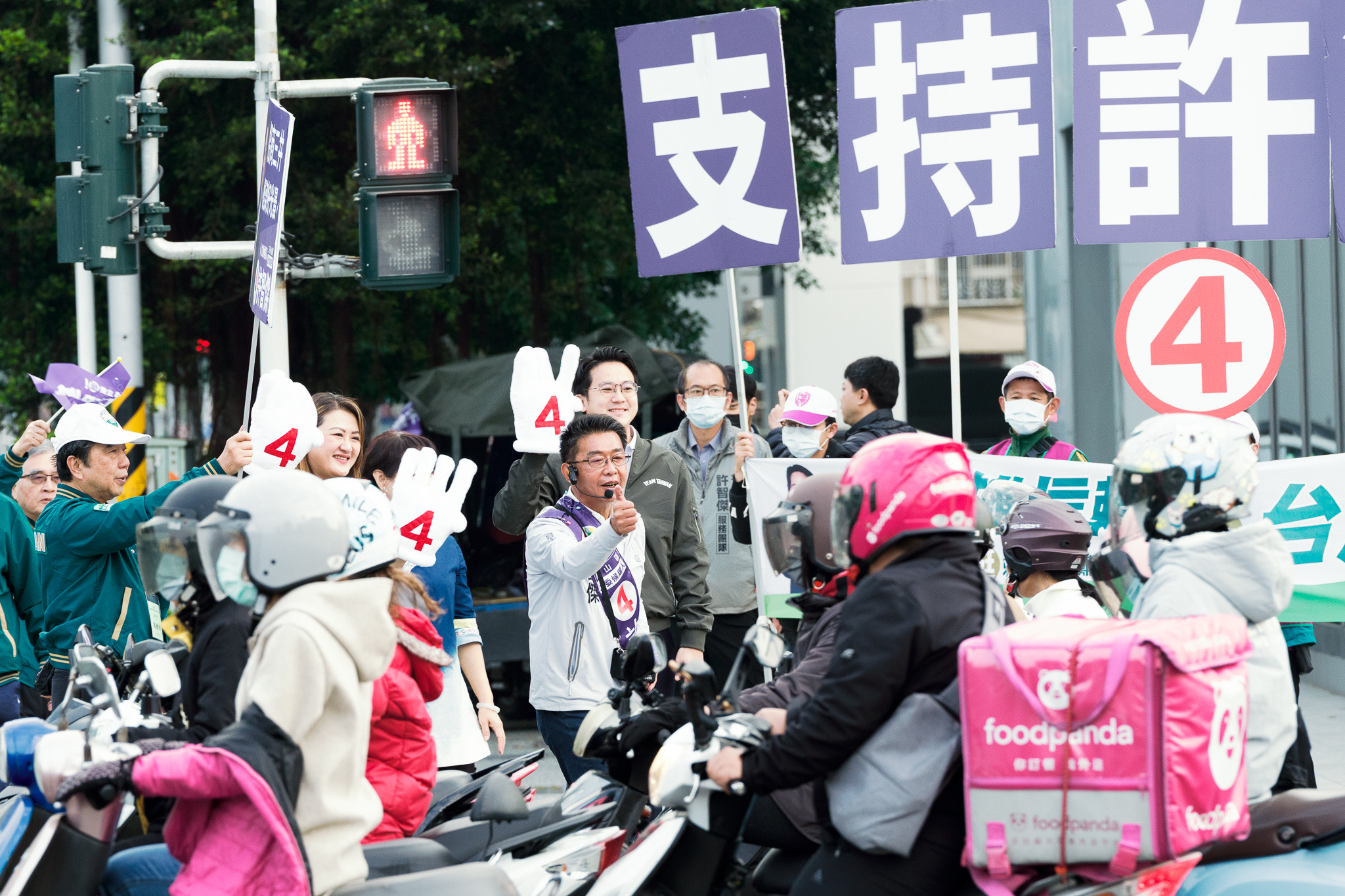 全力守住鳳山，邁團隊3首長陪許智傑催票路口請託