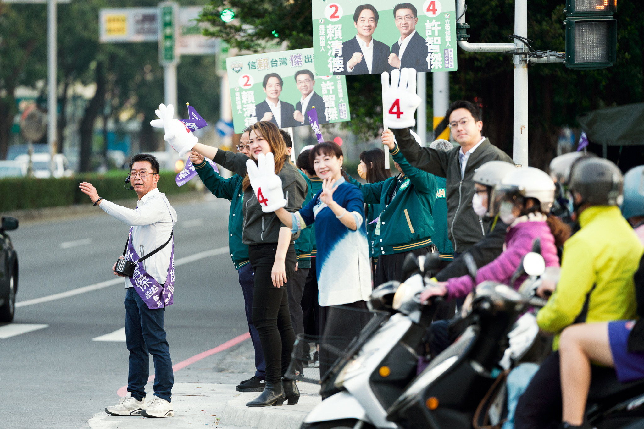 全力守住鳳山，邁團隊3首長陪許智傑催票路口請託