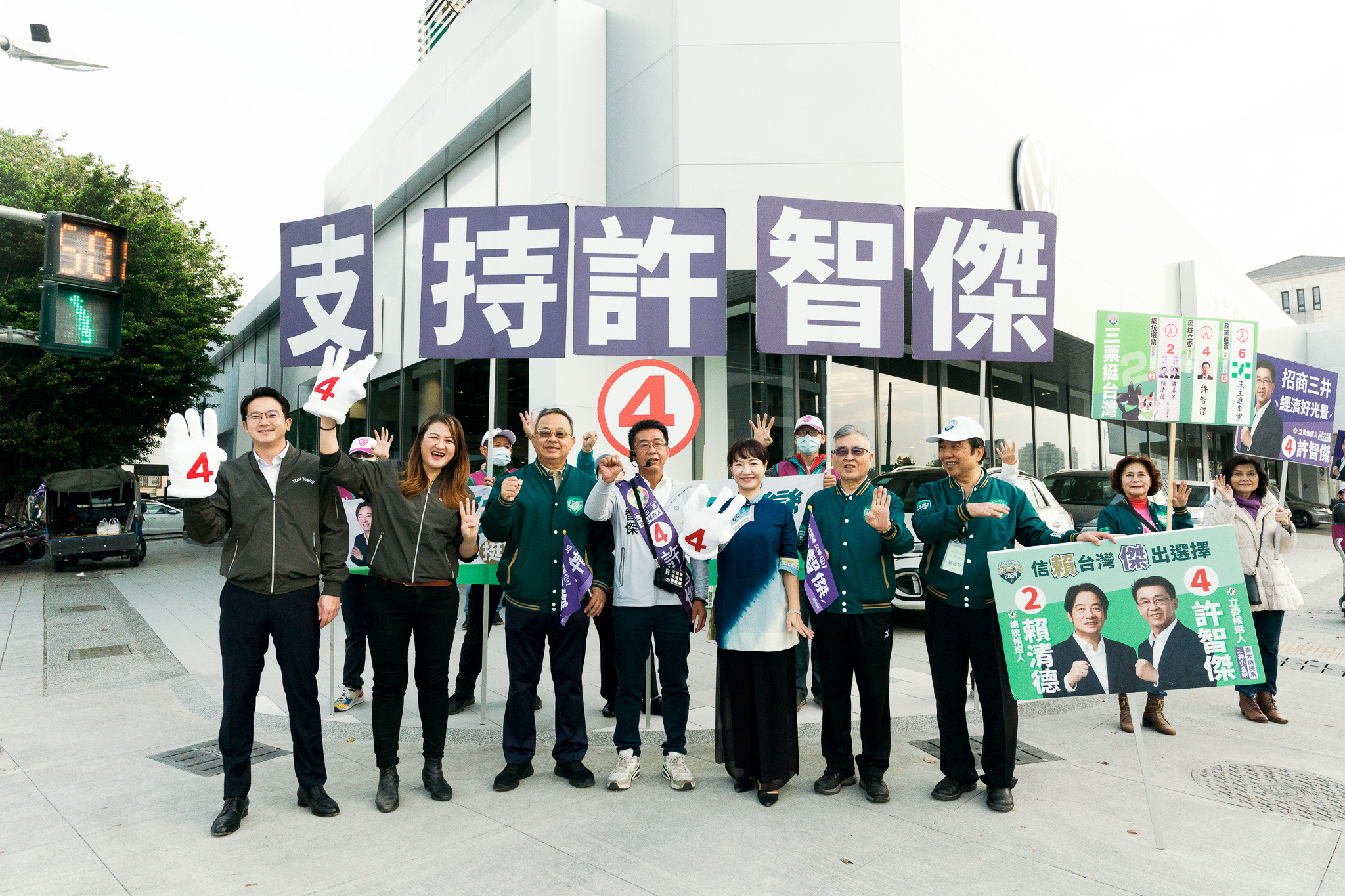 全力守住鳳山，邁團隊3首長陪許智傑催票路口請託