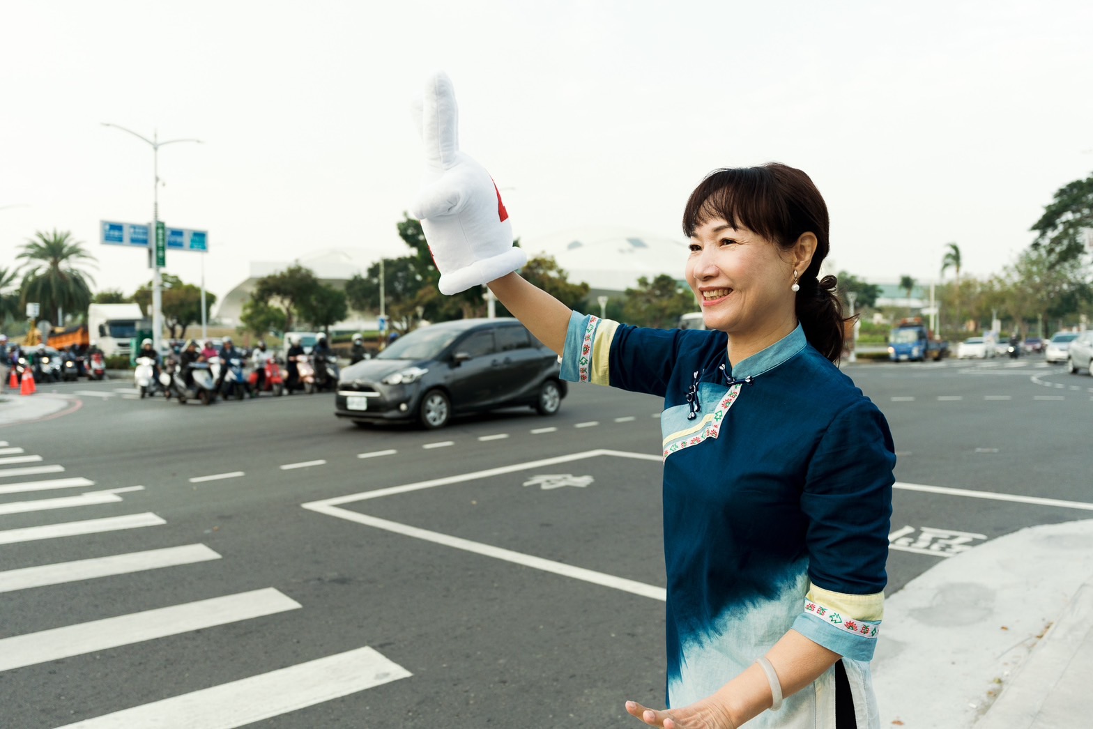 全力守住鳳山，邁團隊3首長陪許智傑催票路口請託