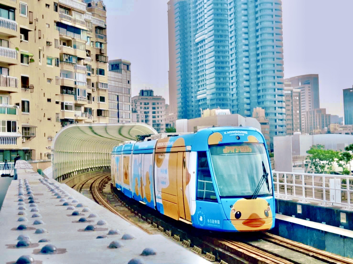 高雄冬日遊樂園：黃色小鴨主視覺曝光輕軌列車也登場