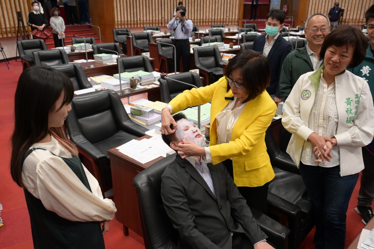 高雄市議會開臨時會，議長贈這個要大家「白回來」