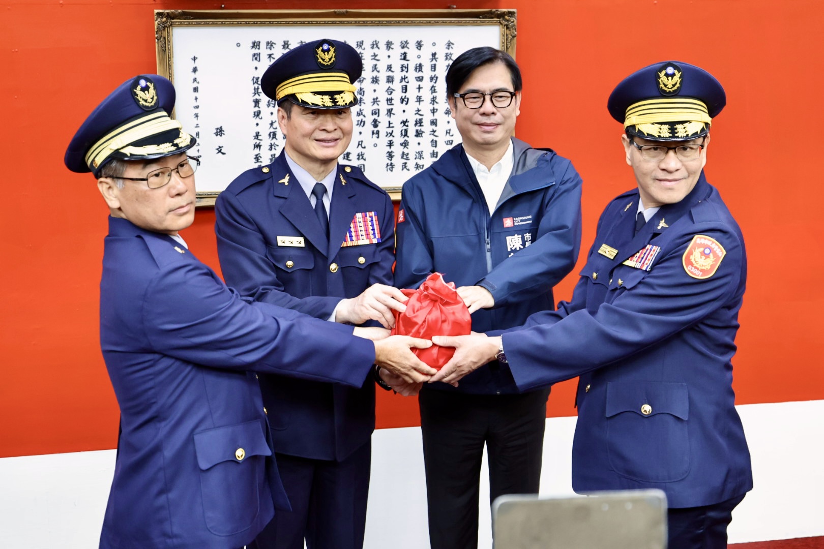 高市警卸、新任分局長、大隊長聯合交接，平安過好年