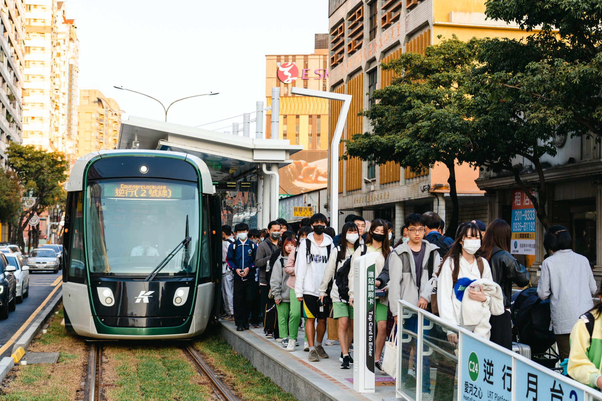 高雄輕軌2/26起里程計價，進出站刷卡逾時加收20元