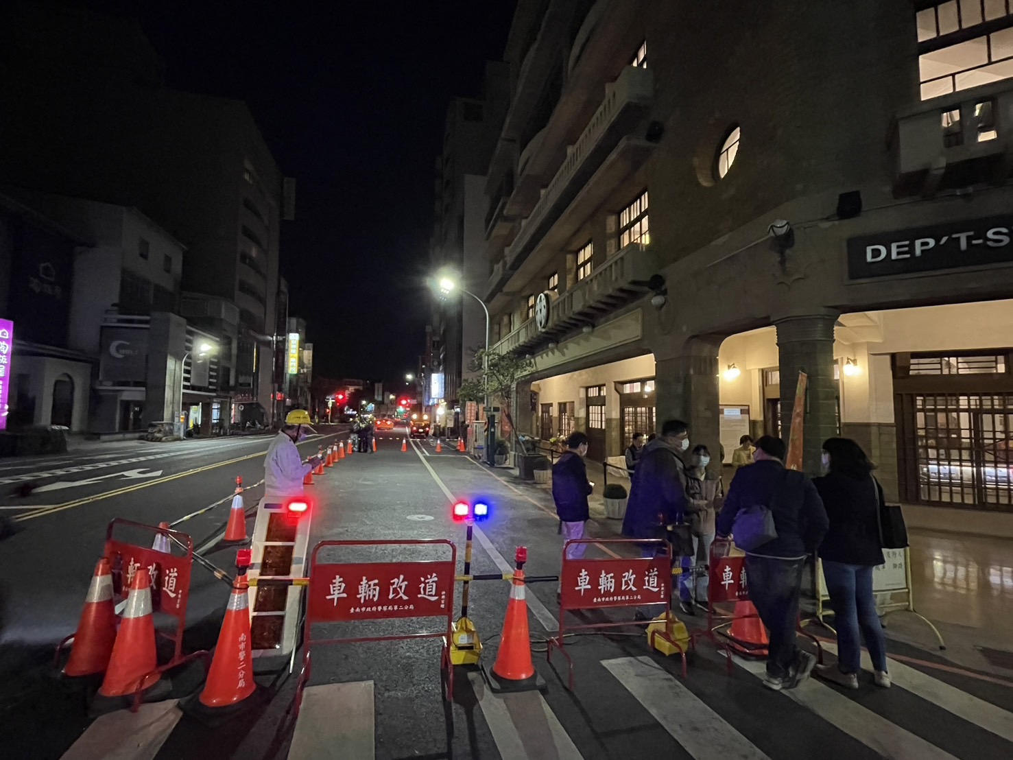 林百貨驚魂，疑90多年雨遮板舊建材疑熱脹冷縮剝落