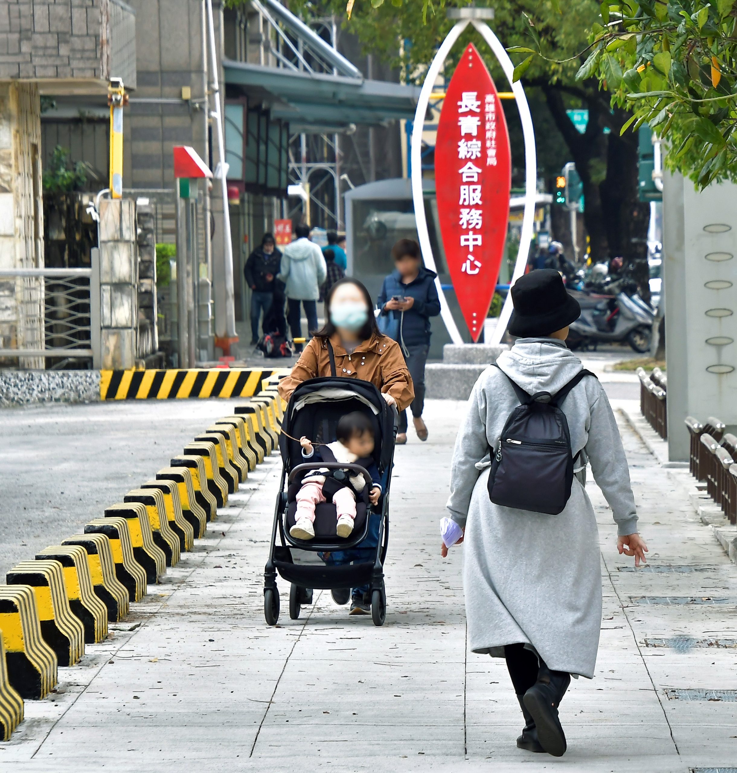 首創座椅式護欄，高市長青中心前全齡友善人行道完工