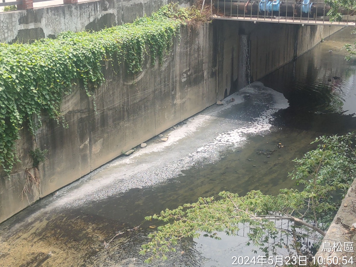 鳳山溪環保稽查，噴漆及團膳工廠偷排廢水依法重罰