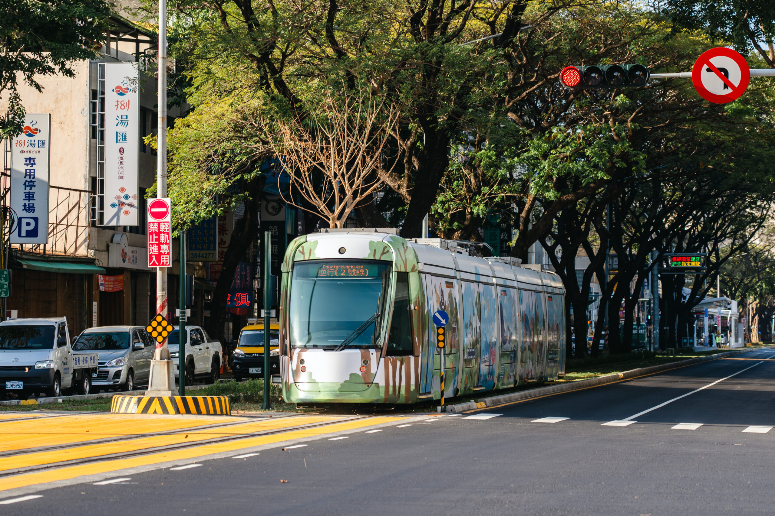 高雄輕軌半年運量大增35％，接駁公車優化上下學疏運