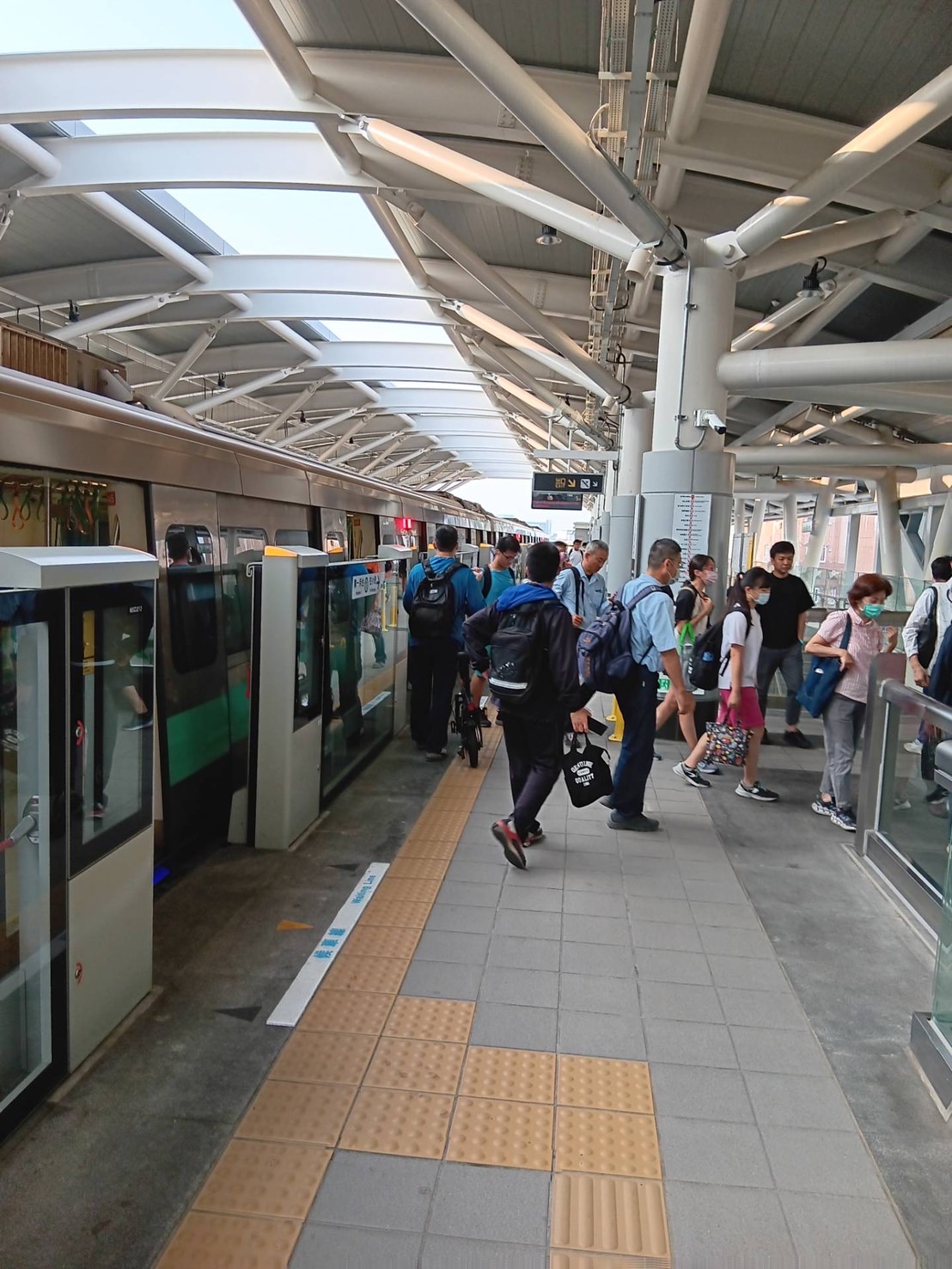 高雄捷運岡山車站正式營運首個通勤日人潮秩序良好