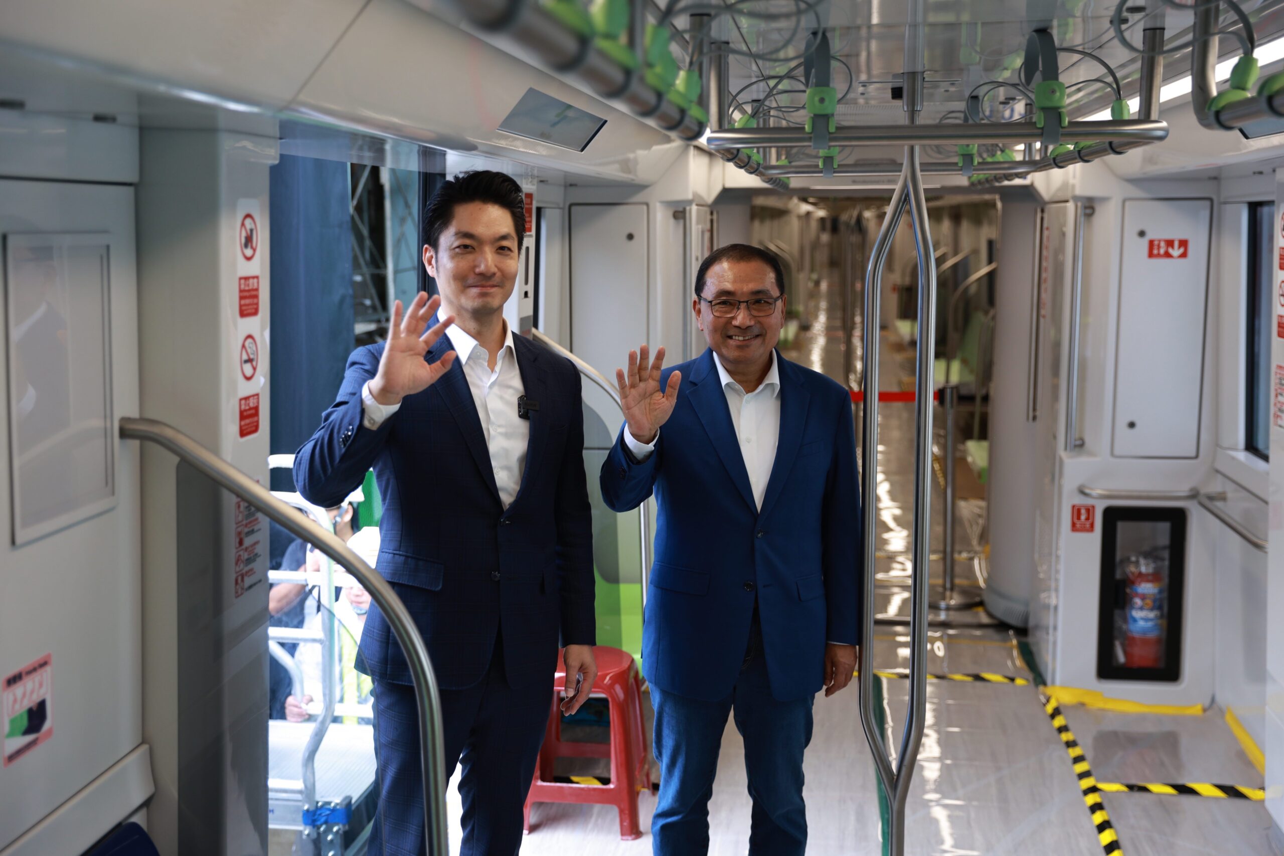 萬大線首列車亮相！跨1.8萬公里來台拚2027年通車