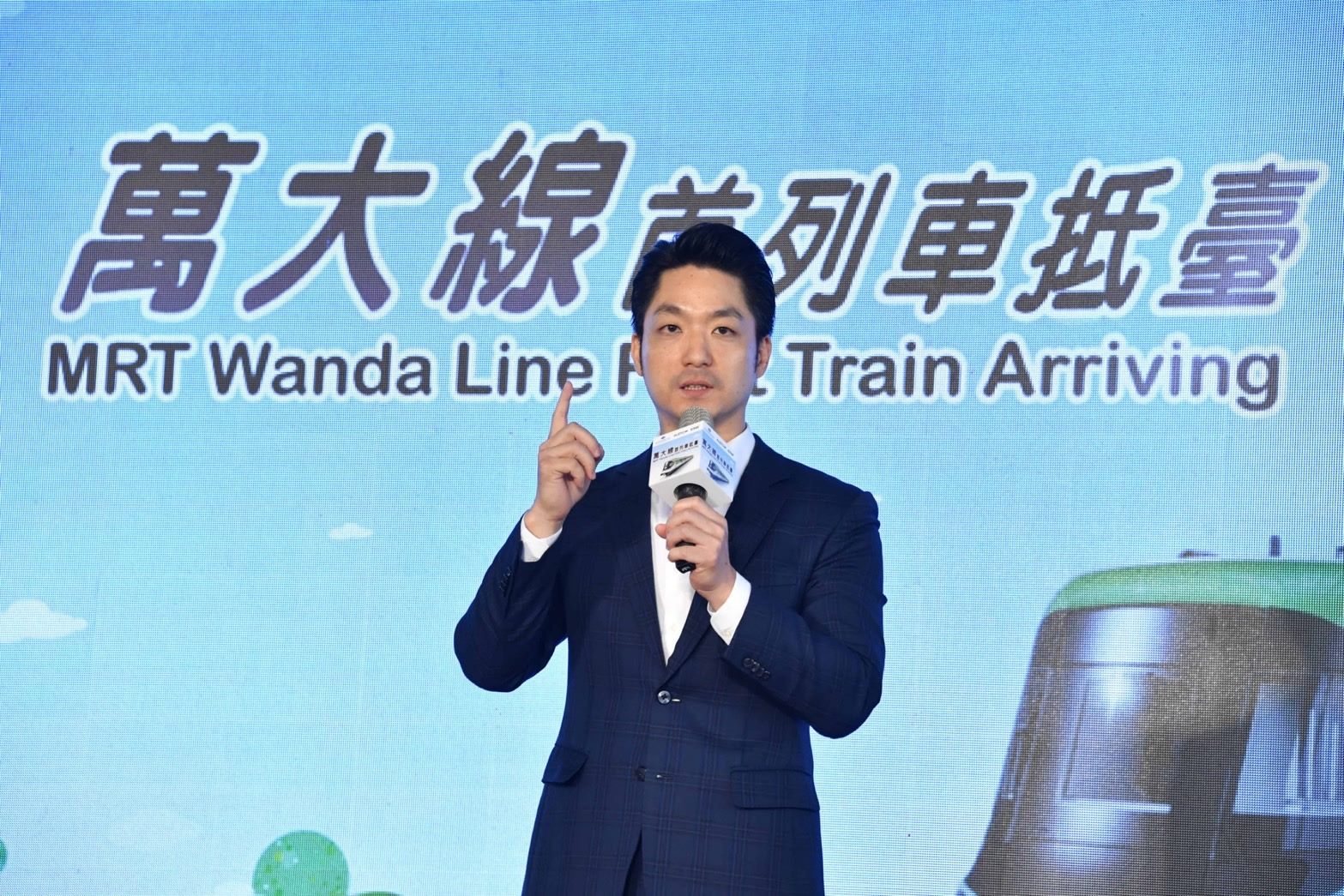 萬大線首列車亮相！跨1.8萬公里來台拚2027年通車